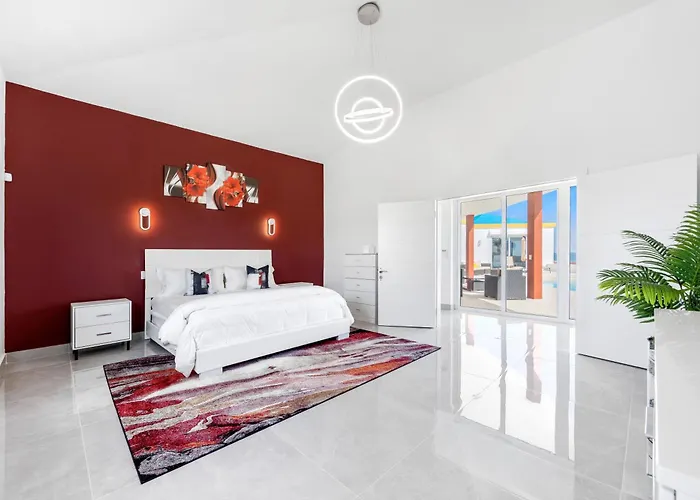4-Bed Villa Pool Parking
