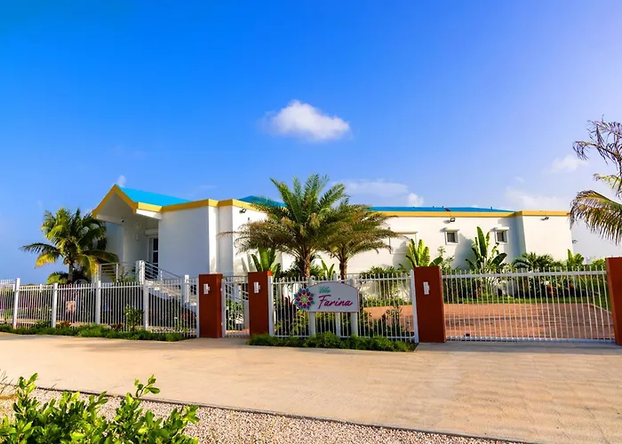 4-Bed Villa Pool Parking